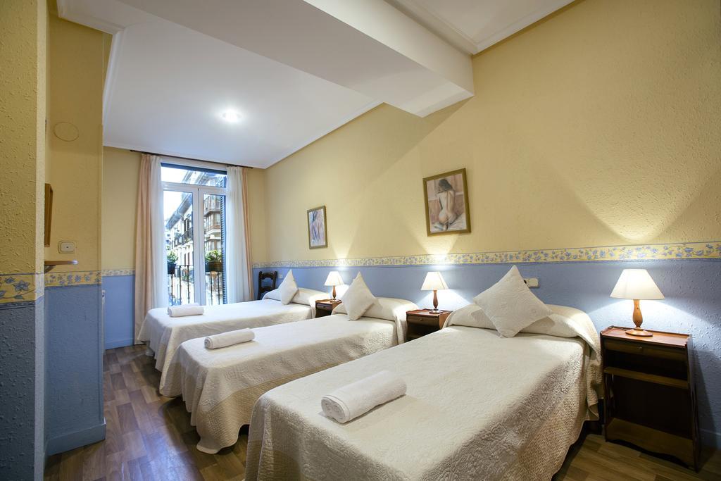 Pension Ibai San Sebastian Room photo